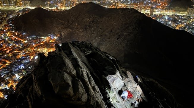48935 ziarah di gua hira ilustrasi gua hira